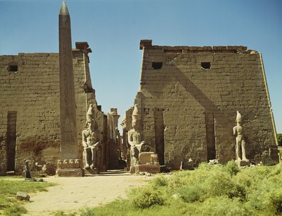 Façade et premier pylône avec deux statues assises de Ramsès II et l