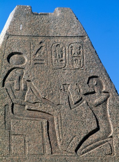 Obélisque avec reliefs et inscriptions de Ramsès II, grand temple d