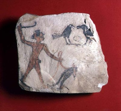 Ostracon avec une esquisse représentant un garçon conduisant un animal, probablement un babouin, pour cueillir des fruits avec deux corbeaux, Nouvel Empire, vers 1303-1224 av. J.-C. - Egyptian 19th Dynasty