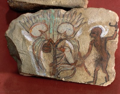 Ostracon représentant un singe cueillant des dattes observé par un jeune homme d