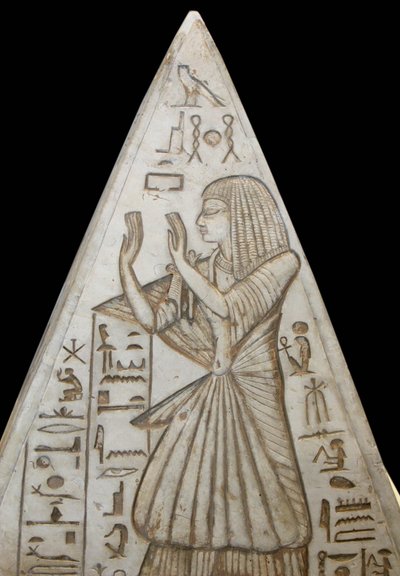 Pyramidion en calcaire posé au sommet des tombes-chapelles dans les pyramides. Il y a des scènes sérieuses représentant le cycle solaire et l