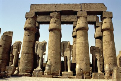 Statues de Ramsès II (1298-32 av. J.-C.) et colonnes en bourgeon de papyrus dans la cour péristyle, Nouvel Empire, c.1297-1185 av. J.-C. - Egyptian 19th Dynasty