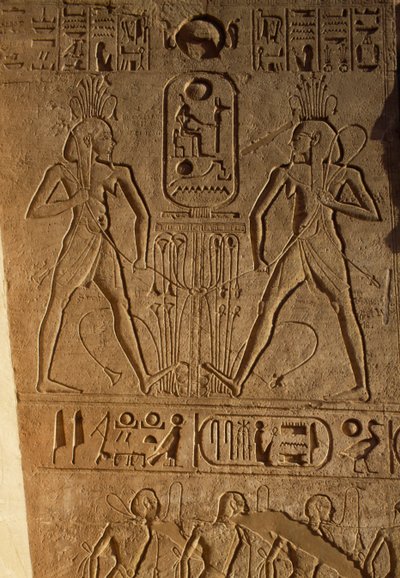 Union entre la Haute et la Basse Égypte et cartouche du Pharaon, relief à la base des trônes, Temple de Ramsès II, Abou Simbel, Égypte, Nouvel Empire, Dynastie XIX - Egyptian 19th Dynasty