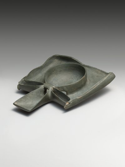 Plat à libation représentant des bras de Ka présentant un signe Ankh (grauwacke) - Egyptian 1st Dynasty