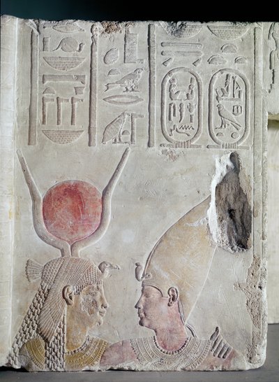 Nectanébo II (360-343 av. J.-C.) embrassé par la déesse Isis, fragment d