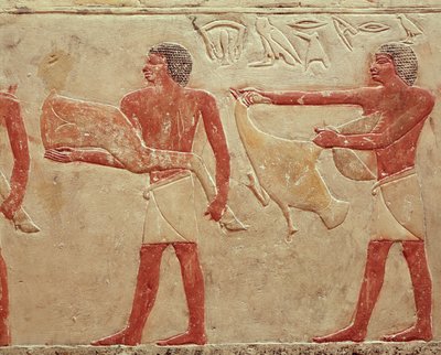 Relief représentant des serviteurs portant une cuisse de bœuf et un canard, de la tombe de la princesse Idut, Ancien Empire, c.2330 av. J.-C. - Egyptian 6th Dynasty