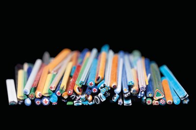 Groupe de tiges, comprenant des barres de verre mosaïque représentant des étoiles, des rosettes et d
