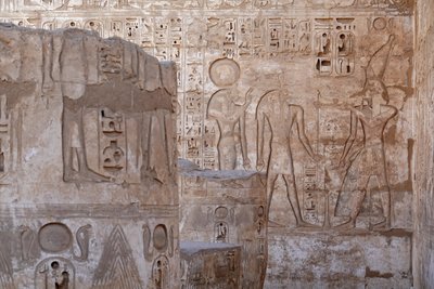 Le souverain de la Haute-Égypte faisant une offrande à Ra et Knoum, Temple d
