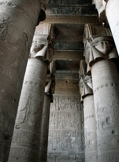 Antiquité égyptienne : vue partielle de la salle hypostyle avec des colonnes décorées de la représentation de la déesse Hathor. Temple de Hathor, Denderah, Égypte - Egyptian Ptolemaic Period