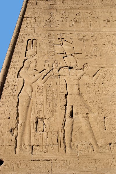 Antiquité égyptienne : relief du mur arrière du temple dédié à la déesse Hathor représentant Cléopâtre et Césarion. Denderah, Égypte - Egyptian Ptolemaic Period