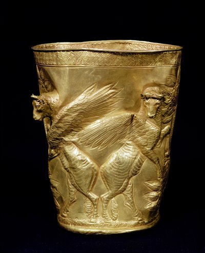 Gobelet décoré de taureaux ailés encadrant un arbre, de Marlik, Iran, c.12e-11e siècle av. J.-C. - Elamite