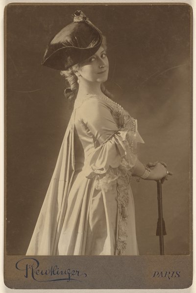 [Femme non identifiée portant un chapeau noir, debout, les mains posées sur une canne]. - Emile Auguste Reutlinger