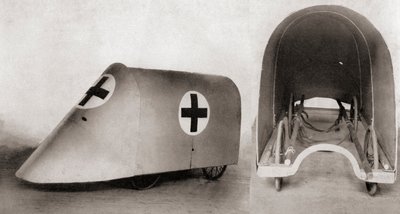 Une couverture de civière pare-balles pour secourir les blessés et les brancardiers entre les tranchées pendant la Première Guerre mondiale, de The Illustrated War News, 1915 - English Photographer