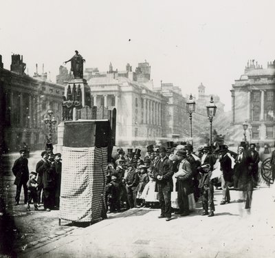 Une foule se rassemble pour regarder un spectacle de marionnettes à Londres - English Photographer