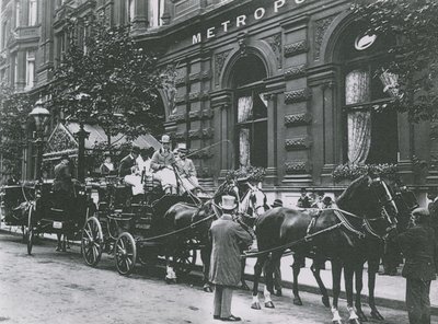 Une calèche tirée par des chevaux dans la rue devant l