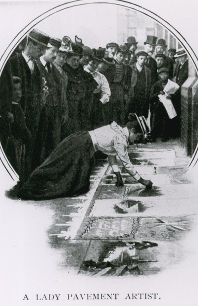 Une artiste de trottoir vers le couronnement d