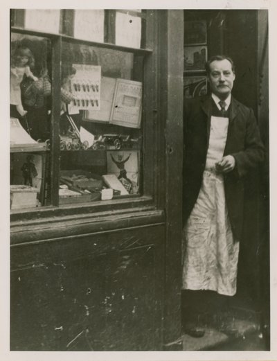 Un commerçant debout dans l
