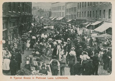 Une scène typique à Petticoat Lane, Londres - English Photographer