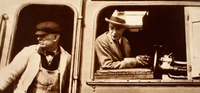 Un conducteur de locomotive remet les commandes au roi Édouard VIII au Canada, années 1920 - English Photographer