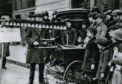 Cloches jouées dans les rues - English Photographer