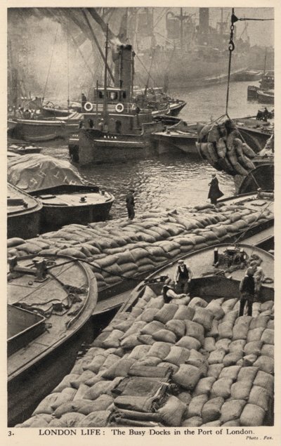 Bateaux et barges dans les docks animés du port de Londres - English Photographer