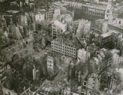 Dégâts causés par les bombes depuis le sommet de la cathédrale Saint-Paul - English Photographer