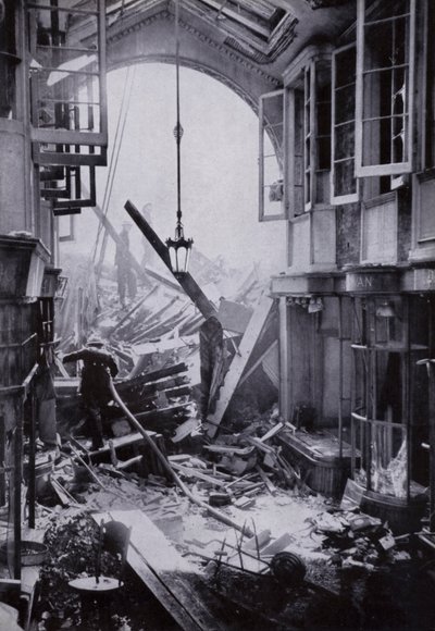 Dégâts causés par les bombes à Burlington Arcade, Piccadilly, Londres - English Photographer