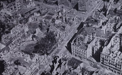 Ruines bombardées de Berlin, Allemagne, Seconde Guerre mondiale - English Photographer