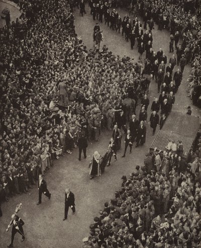 Le Premier ministre britannique Winston Churchill et son cabinet marchant vers l