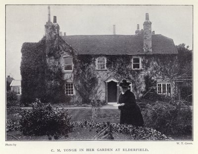 C M Yonge dans son jardin à Elderfield - English Photographer
