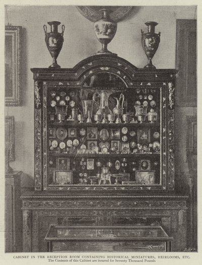 Cabinet dans la salle de réception contenant des miniatures historiques, des héritages, etc. - English Photographer