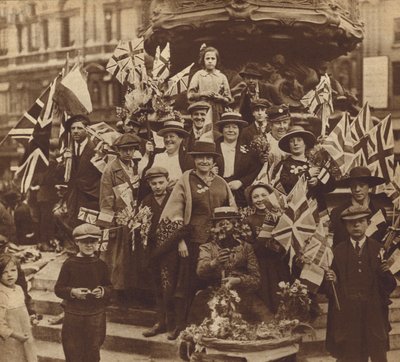 Célébration de la victoire de la Première Guerre mondiale à Piccadilly Circus, Londres - English Photographer