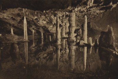 Grottes de Cheddar : Piliers de stalagmites, un beau groupe réfléchi (photo n/b) - English Photographer
