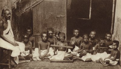 Enfants et leur enseignant dans une école en Inde (photo n/b) - English Photographer
