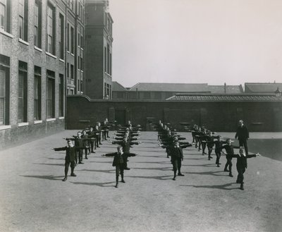 Enfants dans la cour de l