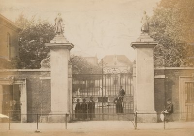 Enfants debout regardant à travers la porte de l