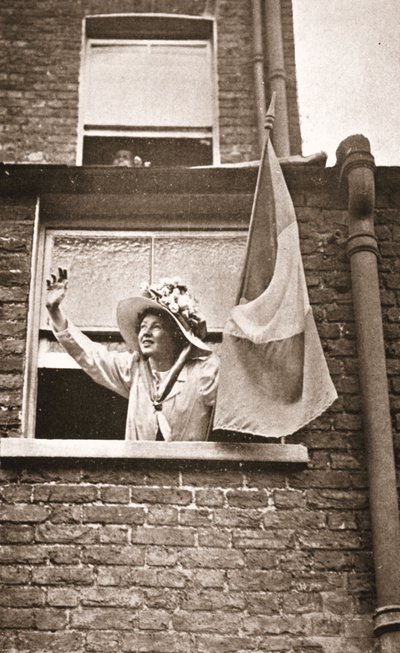 Christabel Pankhurst saluant les grévistes de la faim depuis une maison surplombant la prison de Holloway - English Photographer