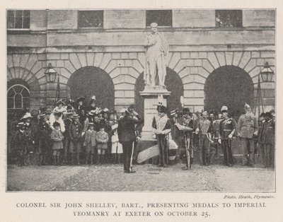 Le colonel Sir John Shelley, baronnet, remettant des médailles à l