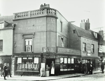 Deptford Broadway : scène de rue avec devantures de magasins, Londres, 1897 - English Photographer