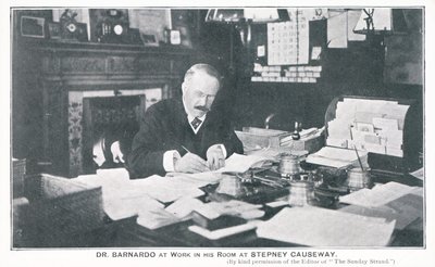 Dr Barnardo au travail dans son bureau à Stepney Causeway - English Photographer