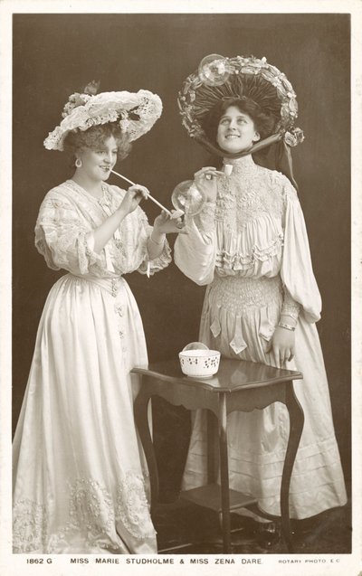 Actrices et chanteuses anglaises, Zena Dare et Marie Studholme - English Photographer