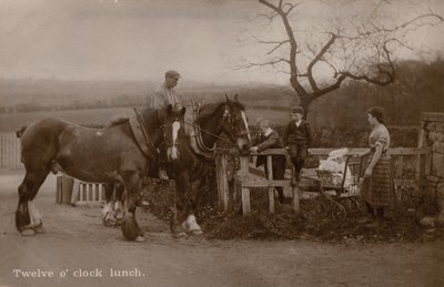 Famille à la campagne arrêtant le travail pour le déjeuner - English Photographer
