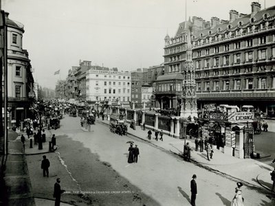 Vue générale le long du Strand avec la gare de Charing Cross - English Photographer