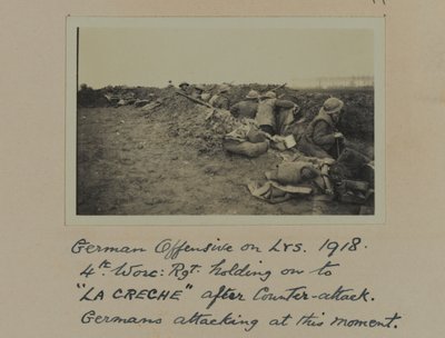 Offensive allemande sur la Lys. 1918 : 4e Worcestershire Regiment tenant La Creche après une contre-attaque, les Allemands attaquant à ce moment - English Photographer
