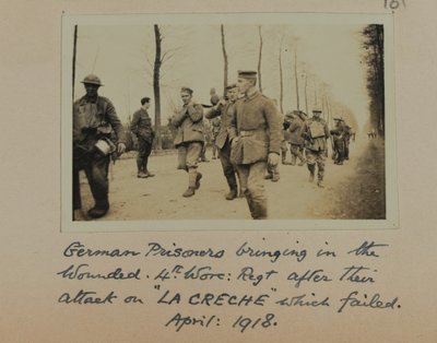 Prisonniers allemands apportant les blessés, 4e Worcestershire Regiment après leur attaque sur La Creche qui a échoué, avril 1918 - English Photographer