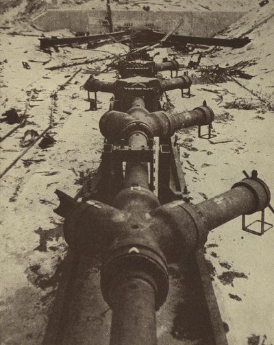 Arme secrète allemande destinée à tirer des projectiles sur Londres à partir de tuyaux creusés dans les falaises de la côte française, découverte par les forces alliées après les débarquements en Normandie, Seconde Guerre mondiale - English Photographer
