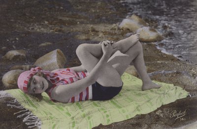 Fille allongée sur une serviette à la plage - English Photographer