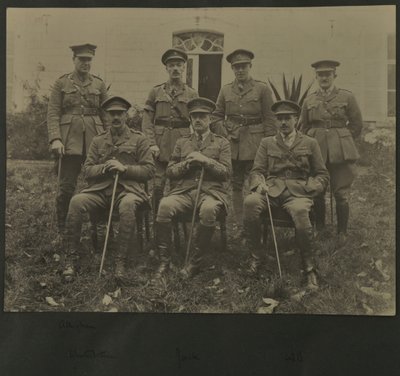 Portrait de groupe de sept hommes en uniforme militaire, 1914-18 - English Photographer