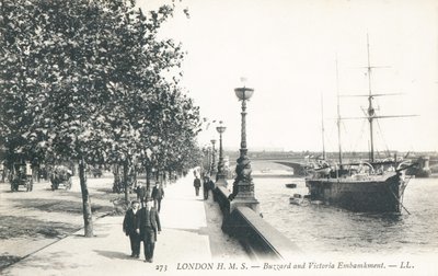 HMS Buzzard amarré le long de Victoria Embankment - English Photographer