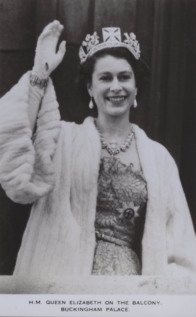 La reine Elizabeth sur le balcon, Buckingham Palace - English Photographer